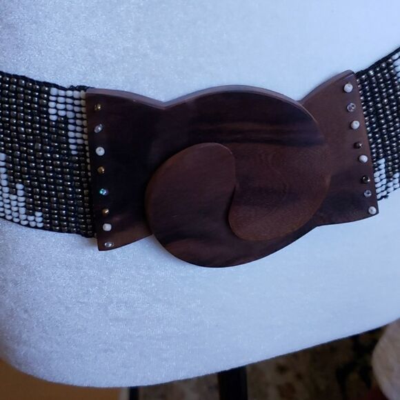 Woven Beaded Strech Belt with Brown Wood Buckle Clasp - Picture 6 of 9